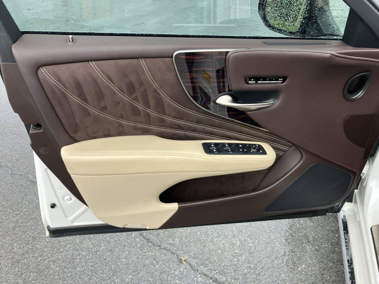 Used 2018 Lexus LS 500h w/ Luxury Package RWD image 16
