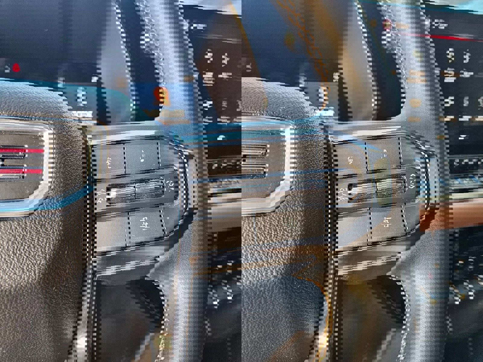 Used 2024 GMC Canyon AT4 w/ Technology Package image 13