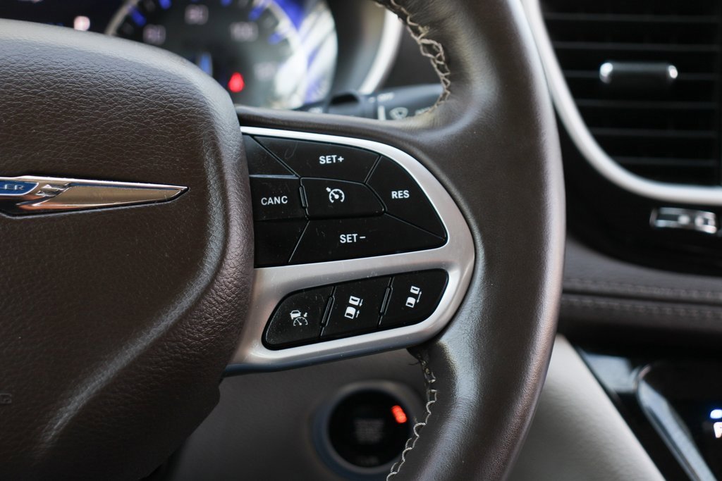 Used 2021 Chrysler Pacifica Touring w/ Uconnect Theater Family Group image 25