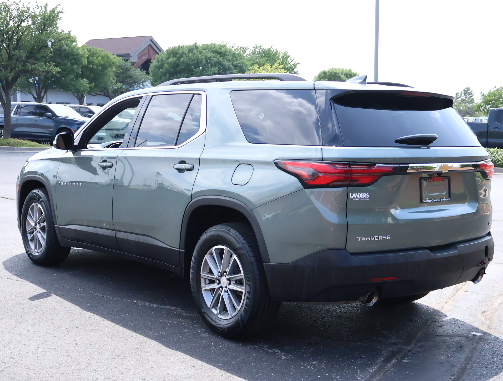 Used 2023 Chevrolet Traverse LT FWD image 7