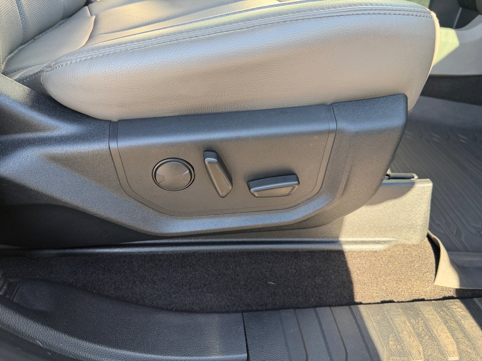Used 2019 Ford F150 Lariat w/ Equipment Group 502A Luxury AWD/4WD image 31