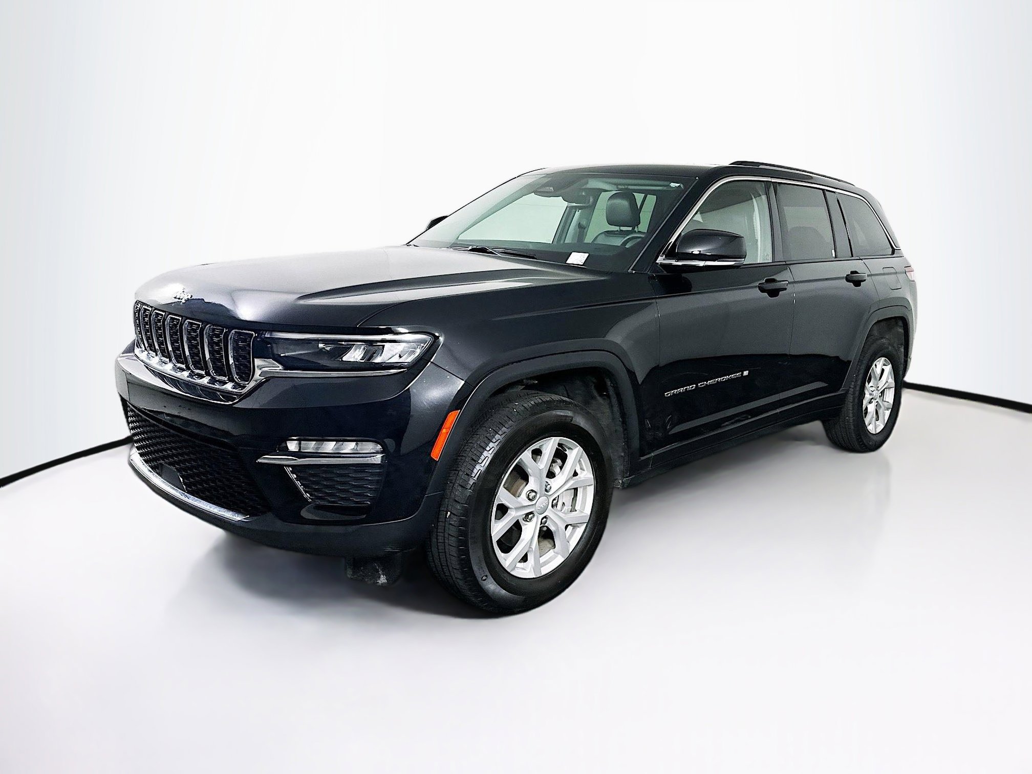 Used 2023 Jeep Grand Cherokee Limited image 3