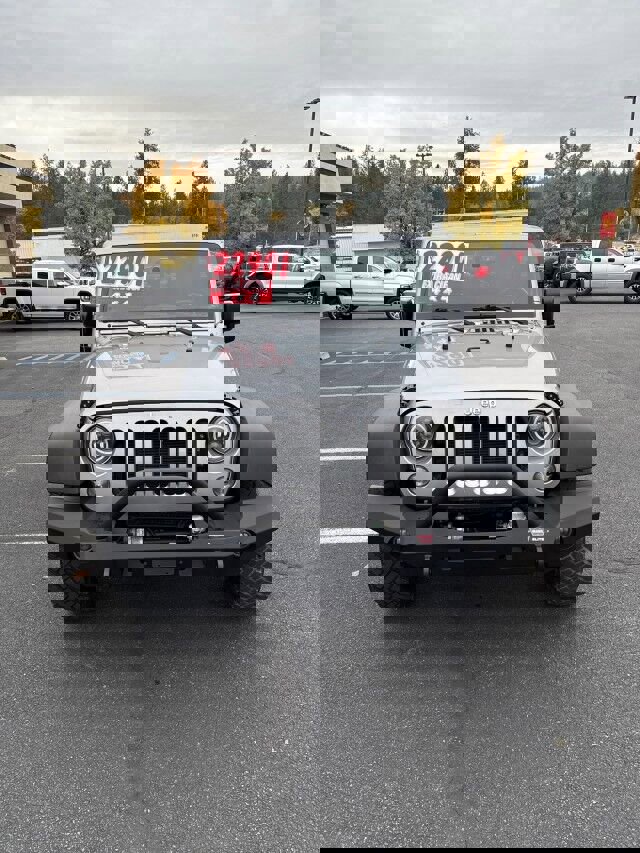 Used 2018 Jeep Wrangler Unlimited Rubicon w/ Connectivity Group image 3