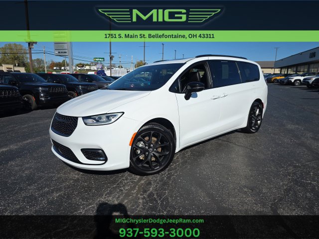 Used 2025 Chrysler Pacifica Limited w/ Uconnect Theater Family Group