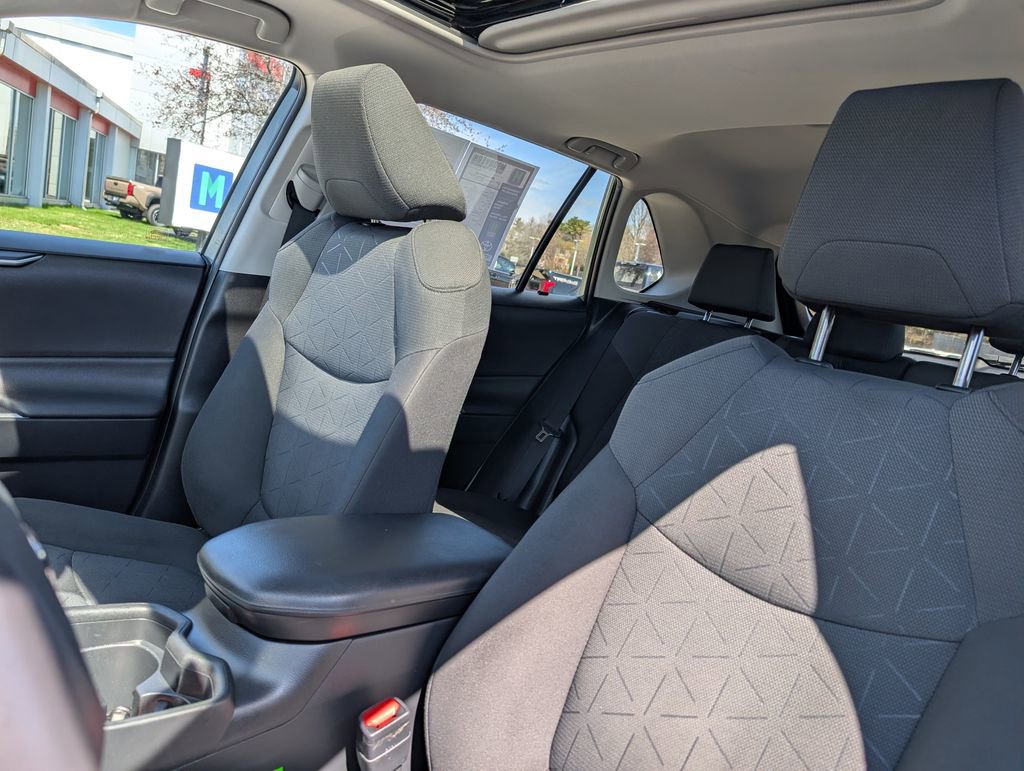 Used 2021 Toyota RAV4 XLE w/ Convenience Package AWD/4WD image 18