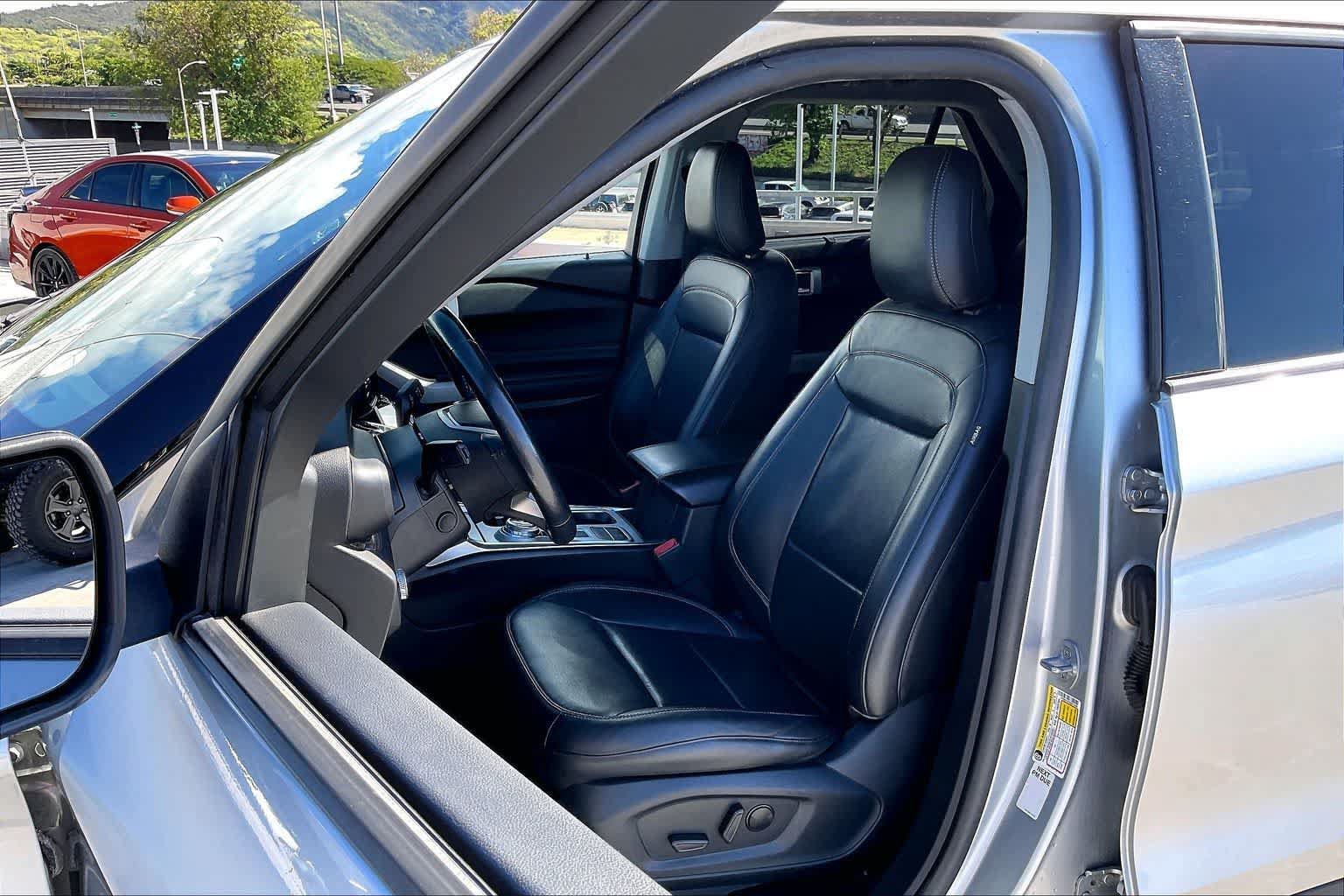 Used 2022 Ford Explorer Limited w/ Equipment Group 301A RWD image 11