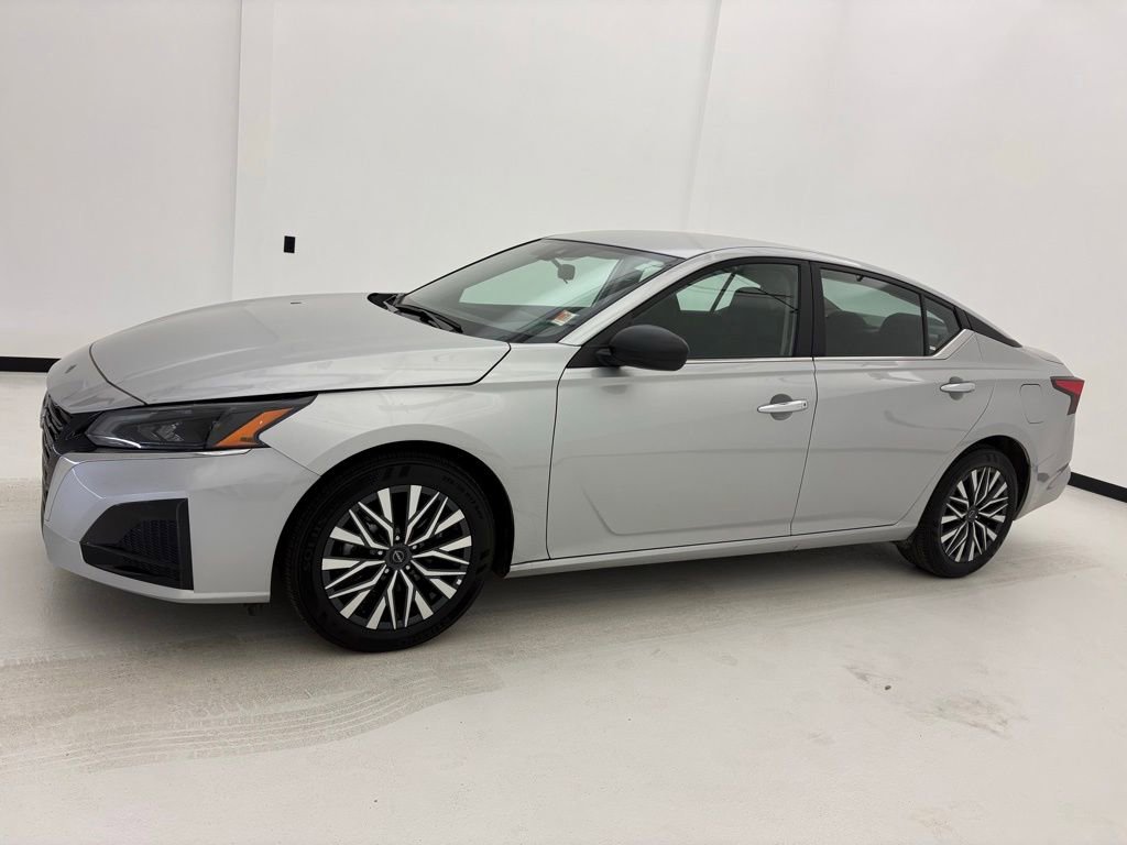 Used 2025 Nissan Altima 2.5 SV FWD image 13