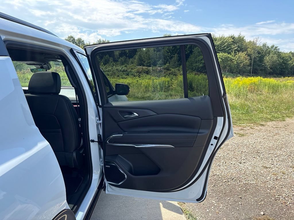 New 2027 Chevrolet Traverse RS w/ LPO, Floor Liner Package AWD/4WD image 47