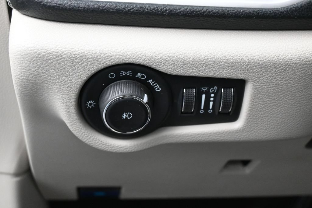 Used 2023 Chrysler Pacifica Touring-L FWD image 16