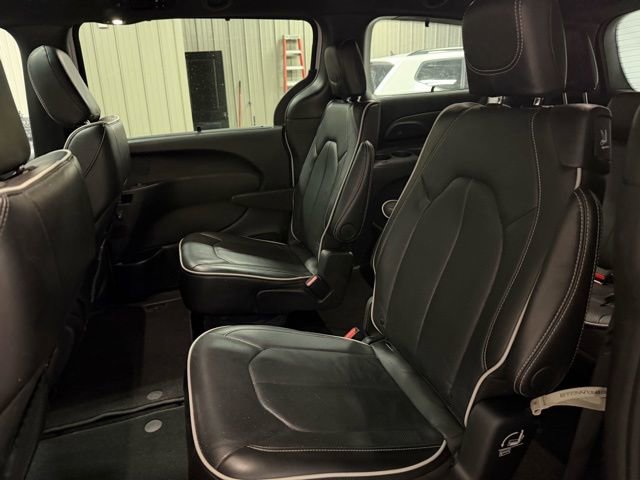 Used 2025 Chrysler Pacifica Limited image 18