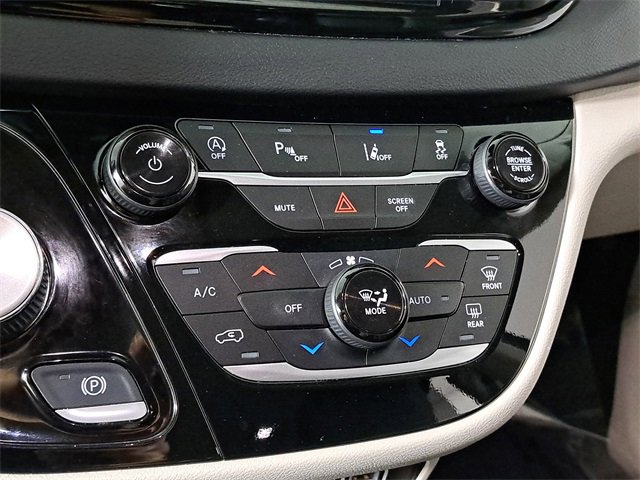 Used 2023 Chrysler Pacifica Touring-L image 29