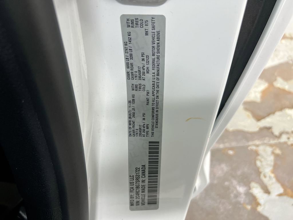 Used 2025 Chrysler Pacifica Select image 28