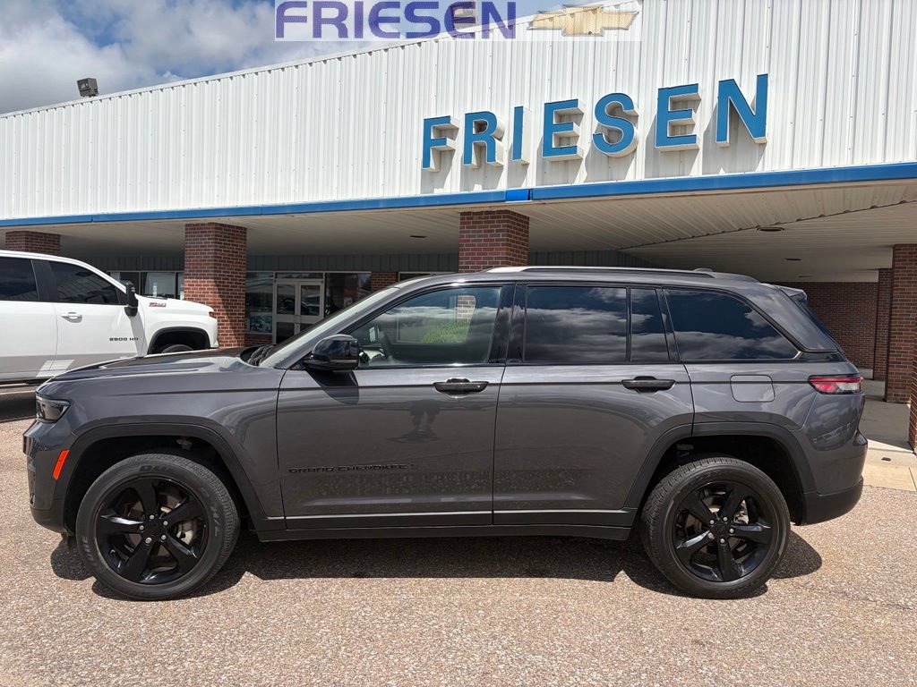 Used 2023 Jeep Grand Cherokee Altitude AWD/4WD image 2