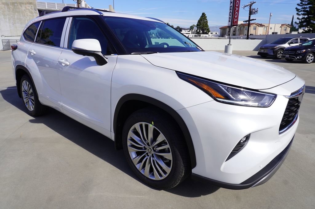 New 2026 Toyota Highlander Platinum image 4
