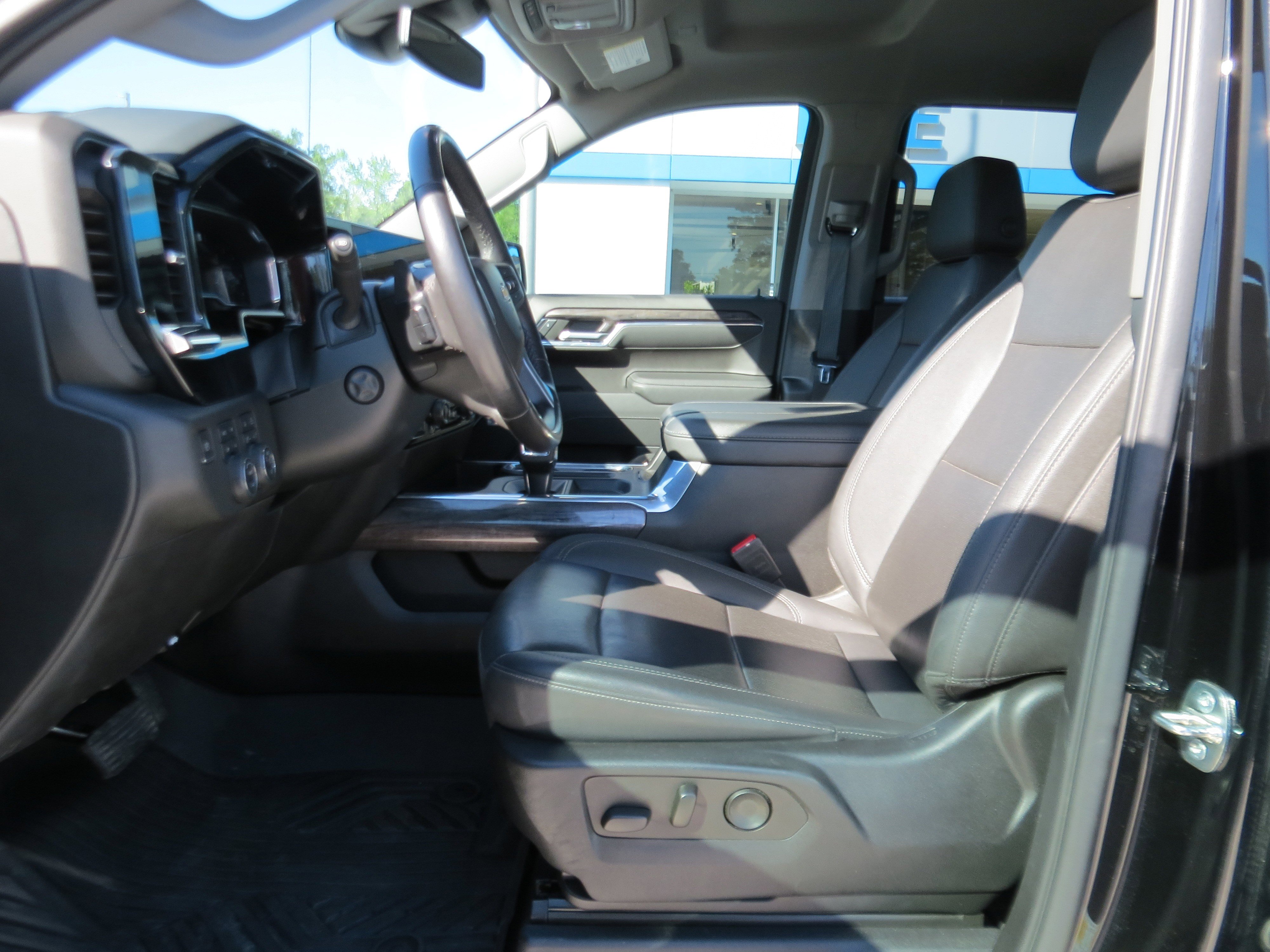 Used 2023 Chevrolet Silverado 1500 LTZ AWD/4WD image 18