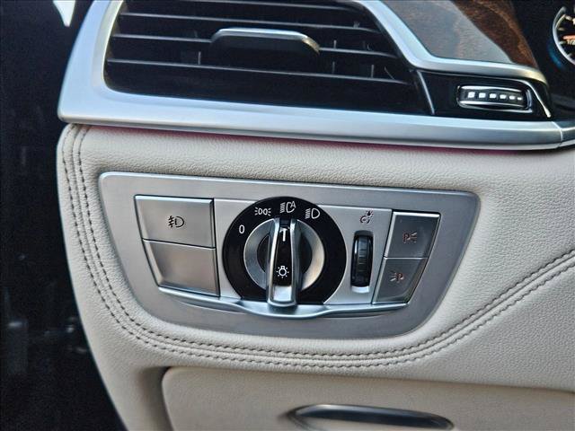 Used 2018 BMW 740e xDrive AWD/4WD image 25