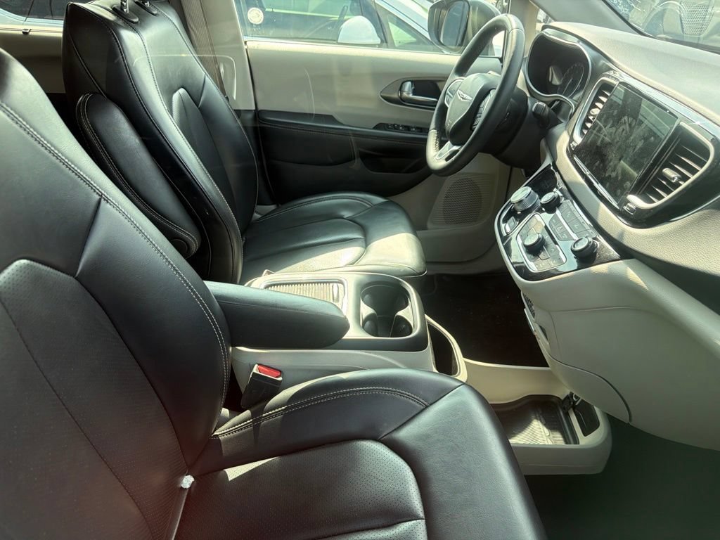 Used 2023 Chrysler Pacifica Touring-L FWD image 5