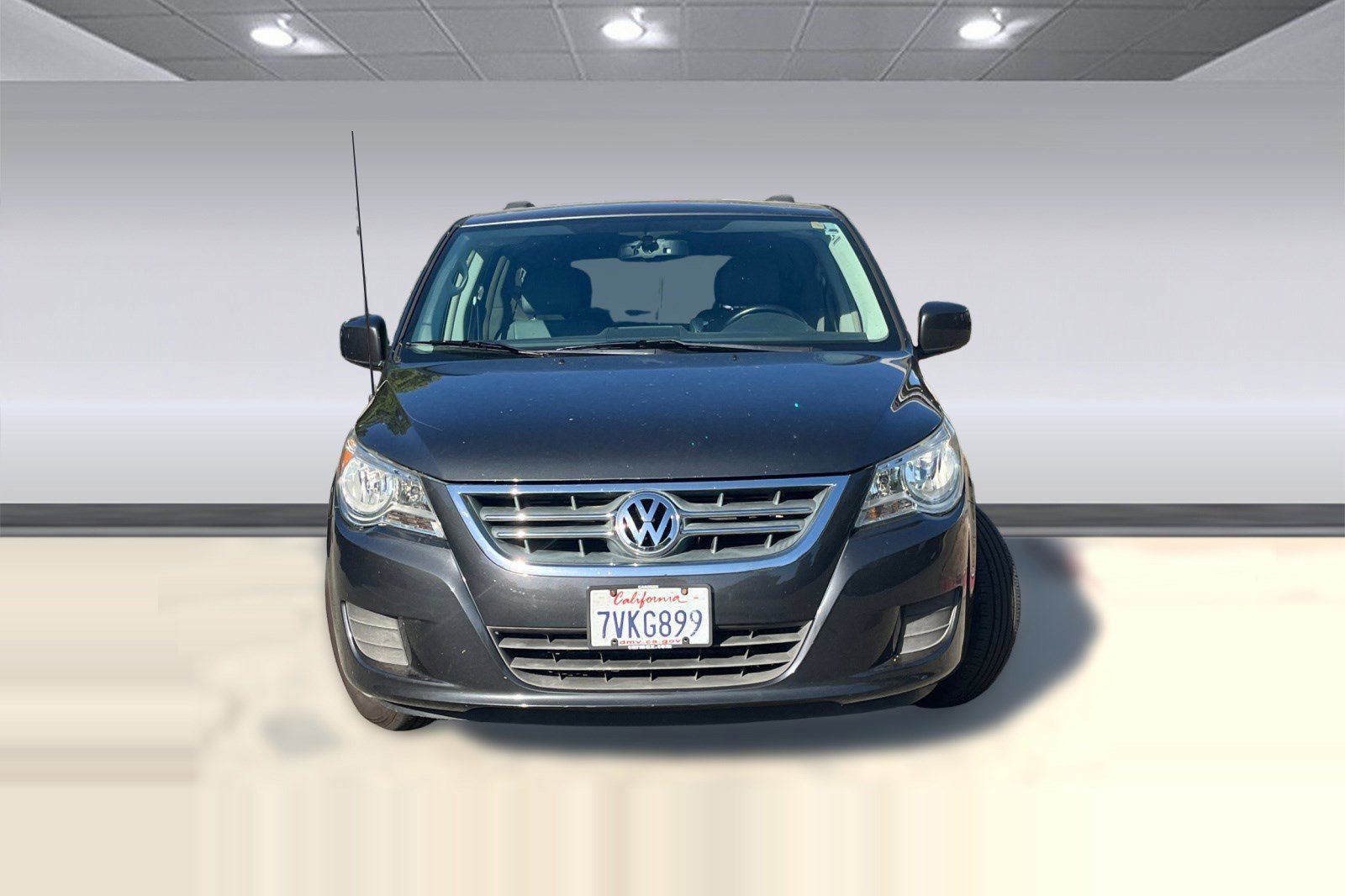 Used 2012 Volkswagen Routan SE image 3