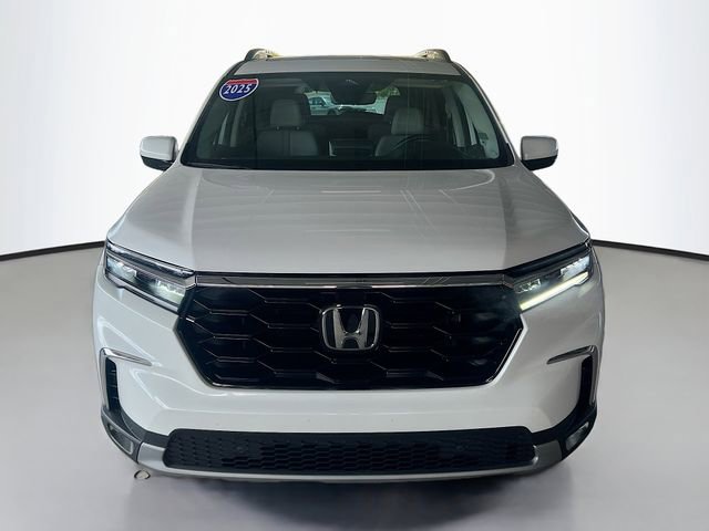 Used 2025 Honda Pilot Touring image 3