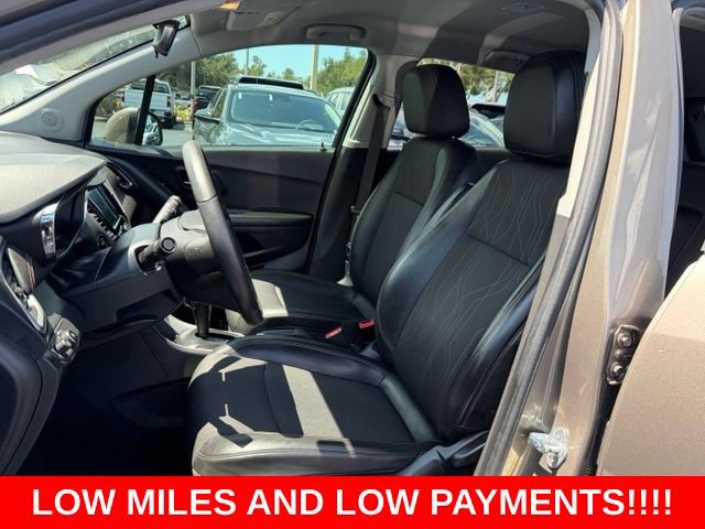 Used 2021 Chevrolet Trax LT w/ LT Convenience Package FWD image 14