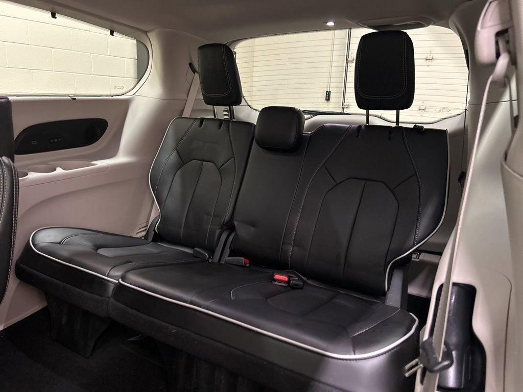 Used 2024 Chrysler Pacifica Limited w/ Uconnect Theater Family Group FWD image 9