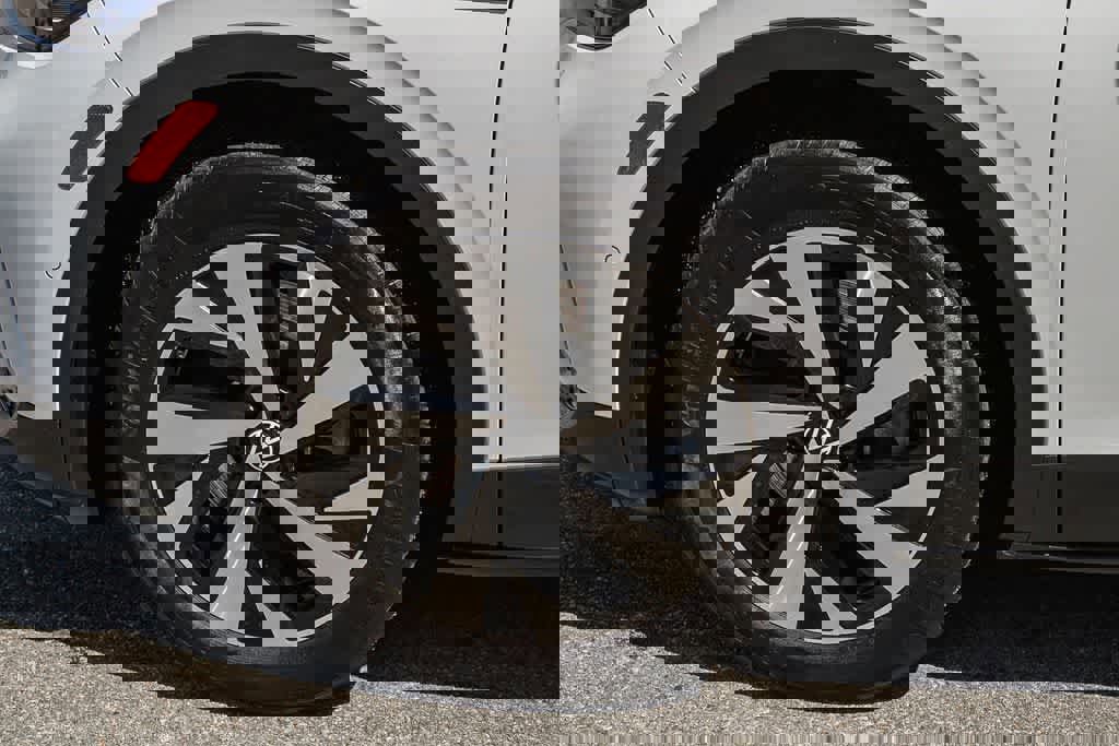 Used 2023 Volkswagen ID.4 Pro image 6