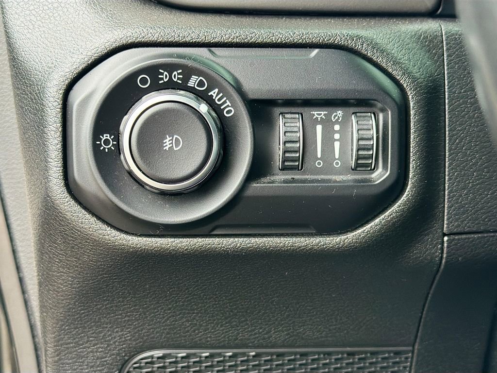 Used 2018 Jeep Wrangler Unlimited Sahara AWD/4WD image 33