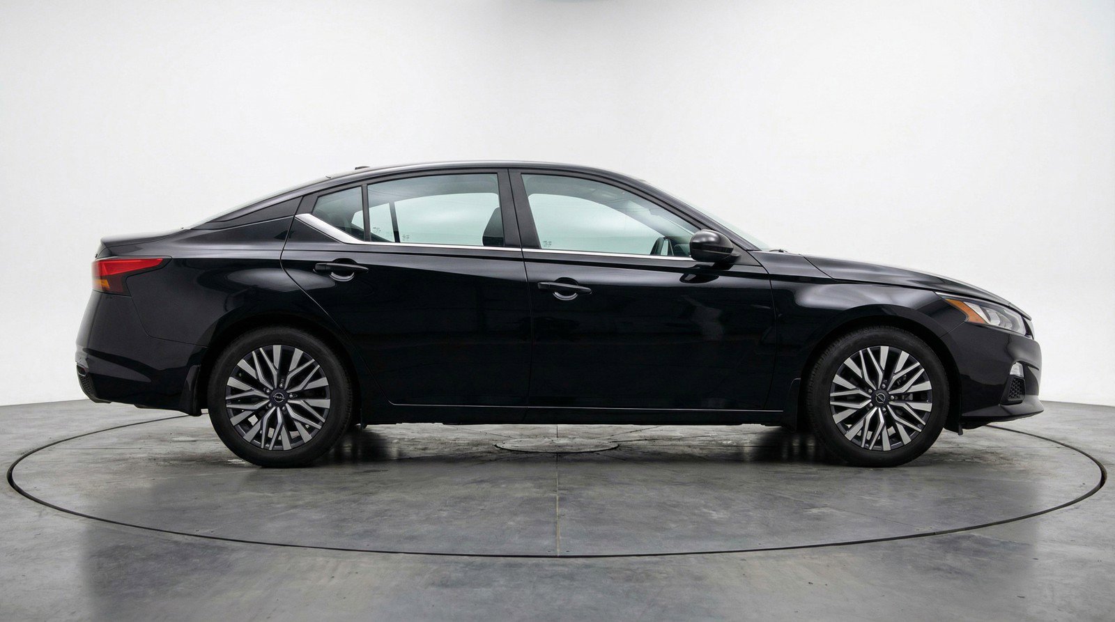 Used 2025 Nissan Altima 2.5 SV FWD image 11