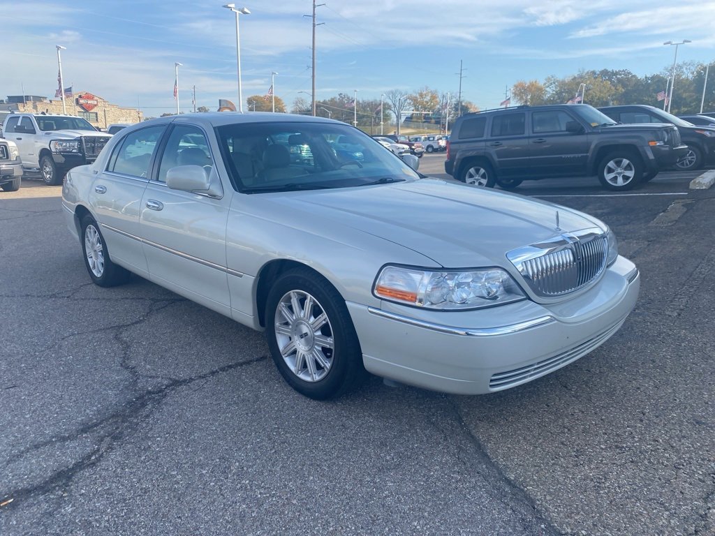 Used 2007 Lincoln Town Car Signature Limited