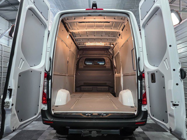 Used 2024 Mercedes-Benz Sprinter 2500 image 11