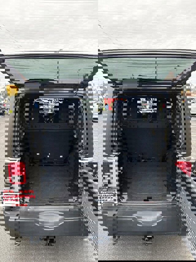 Used 2018 Jeep Wrangler Unlimited Rubicon w/ Connectivity Group image 14