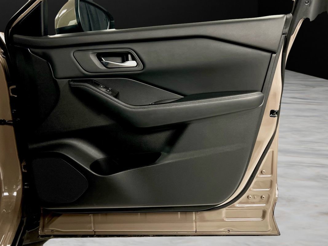 Used 2025 Nissan Rogue SV image 38