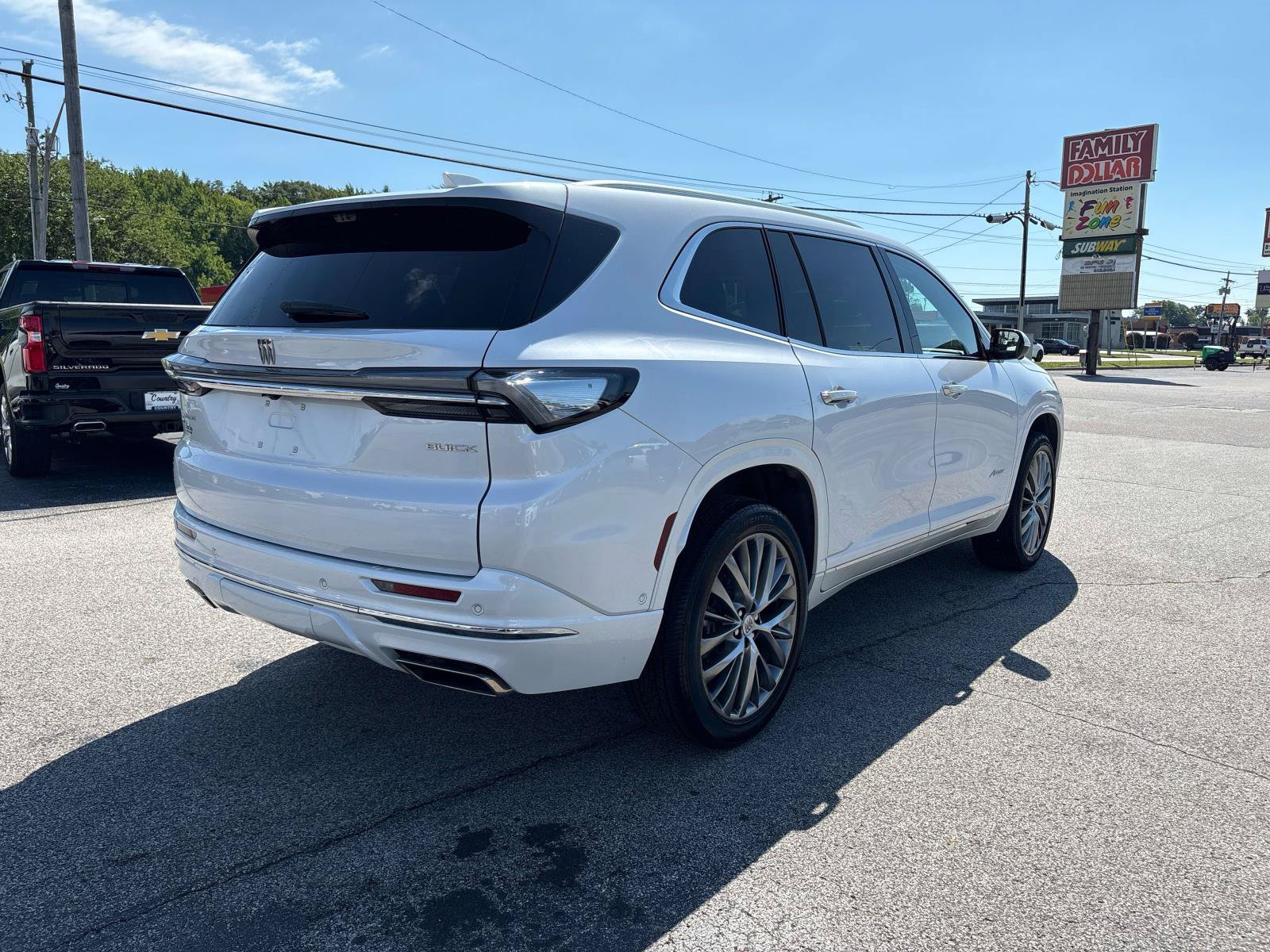Used 2025 Buick Enclave Avenir w/ Super Cruise Package AWD/4WD image 6