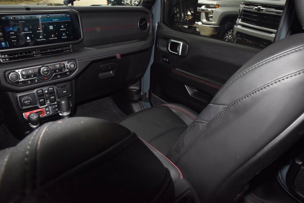 Used 2025 Jeep Gladiator Rubicon w/ Convenience Group AWD/4WD image 17
