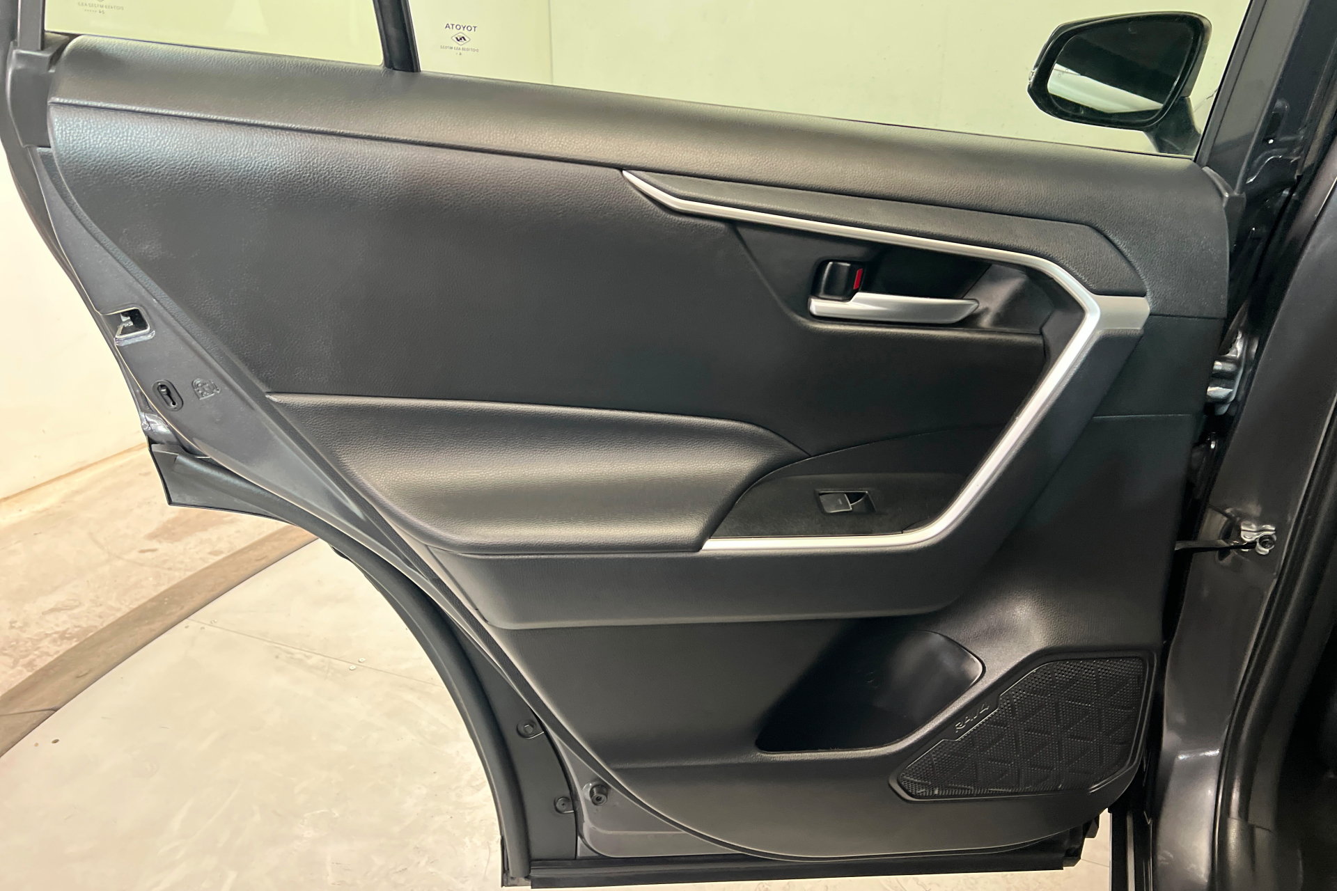 Used 2025 Toyota RAV4 XLE FWD image 19