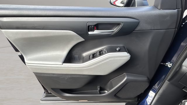 Used 2023 Toyota Highlander XLE FWD image 17