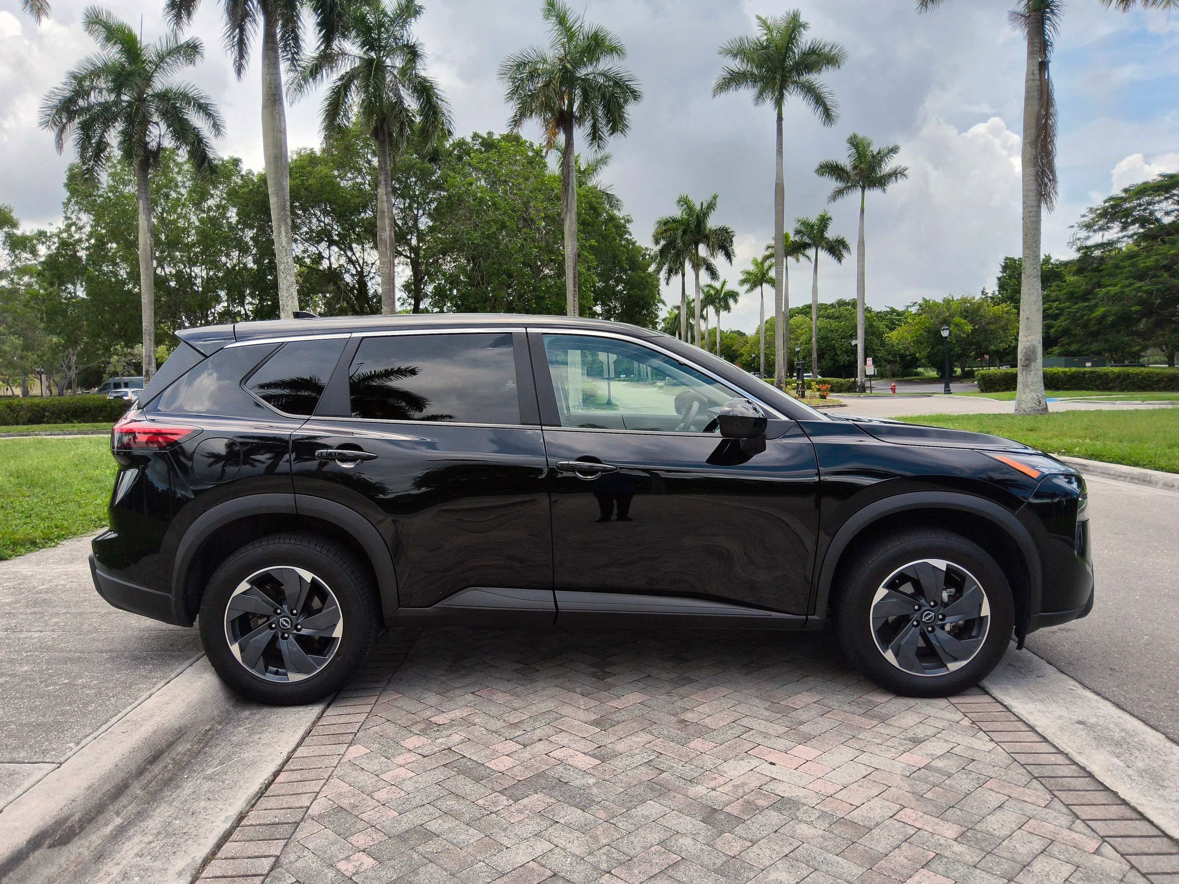 Used 2024 Nissan Rogue SV FWD image 19