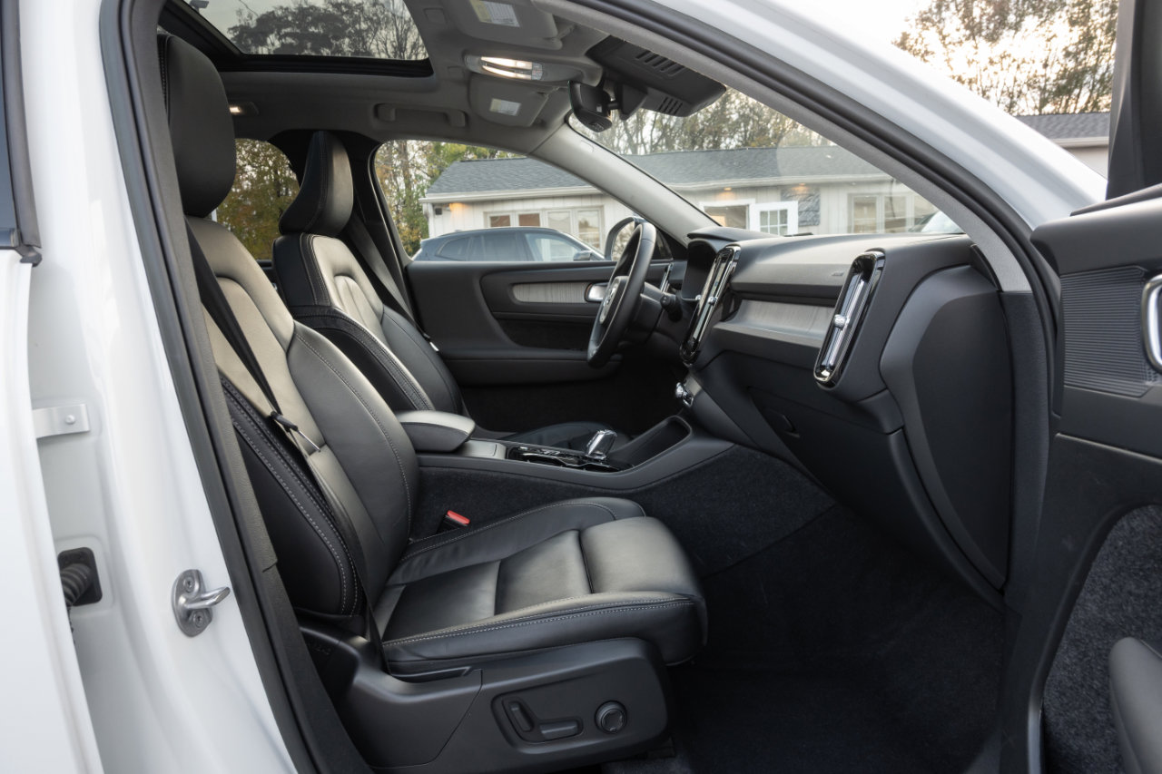 Used 2023 Volvo XC40 B5 Plus image 33