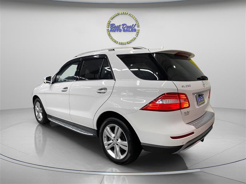 Used 2015 Mercedes-Benz ML 250 BlueTEC 4MATIC w/ Premium 1 Package image 3