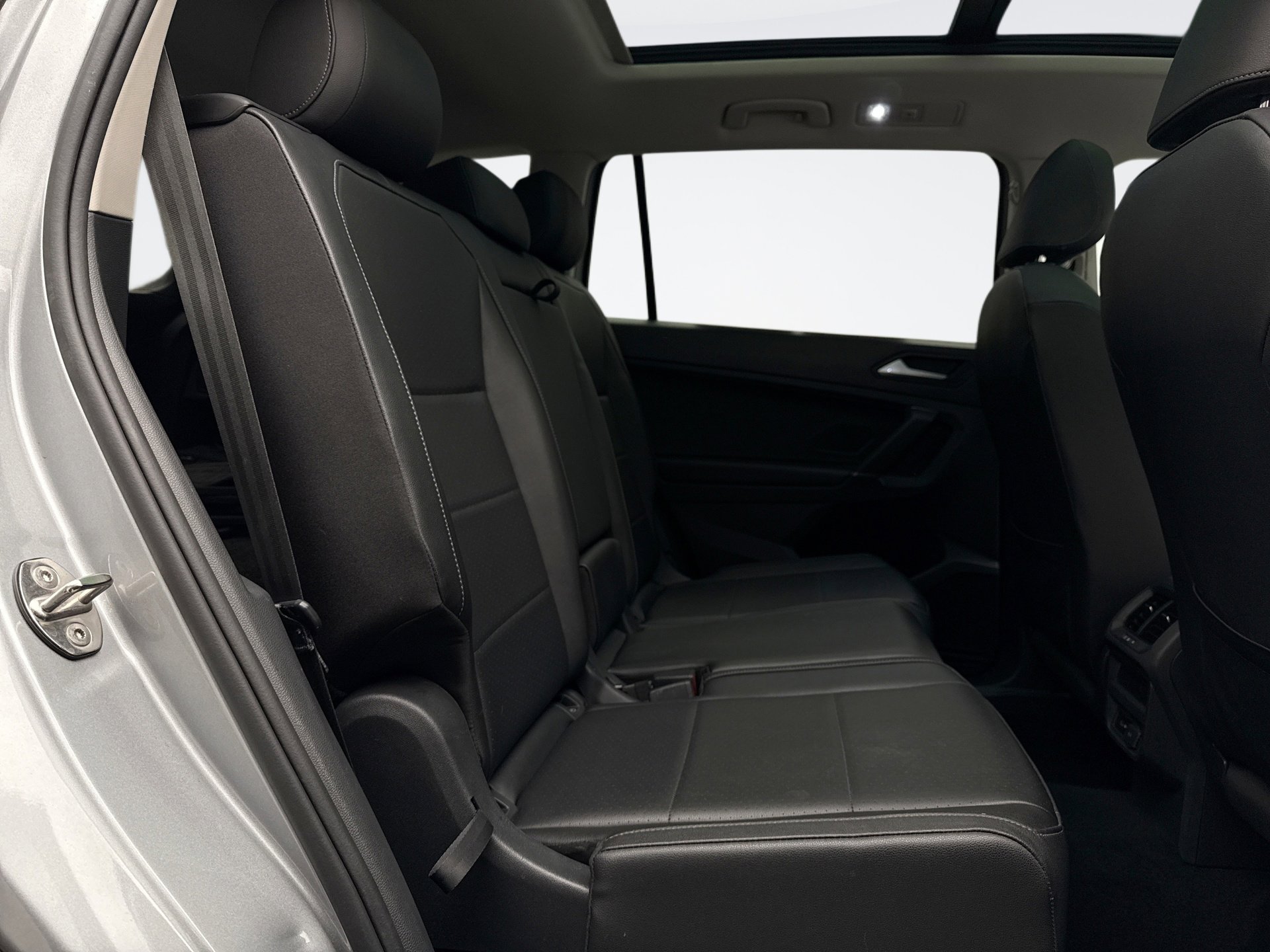 Used 2020 Volkswagen Tiguan SE w/ Panoramic Sunroof Package image 19