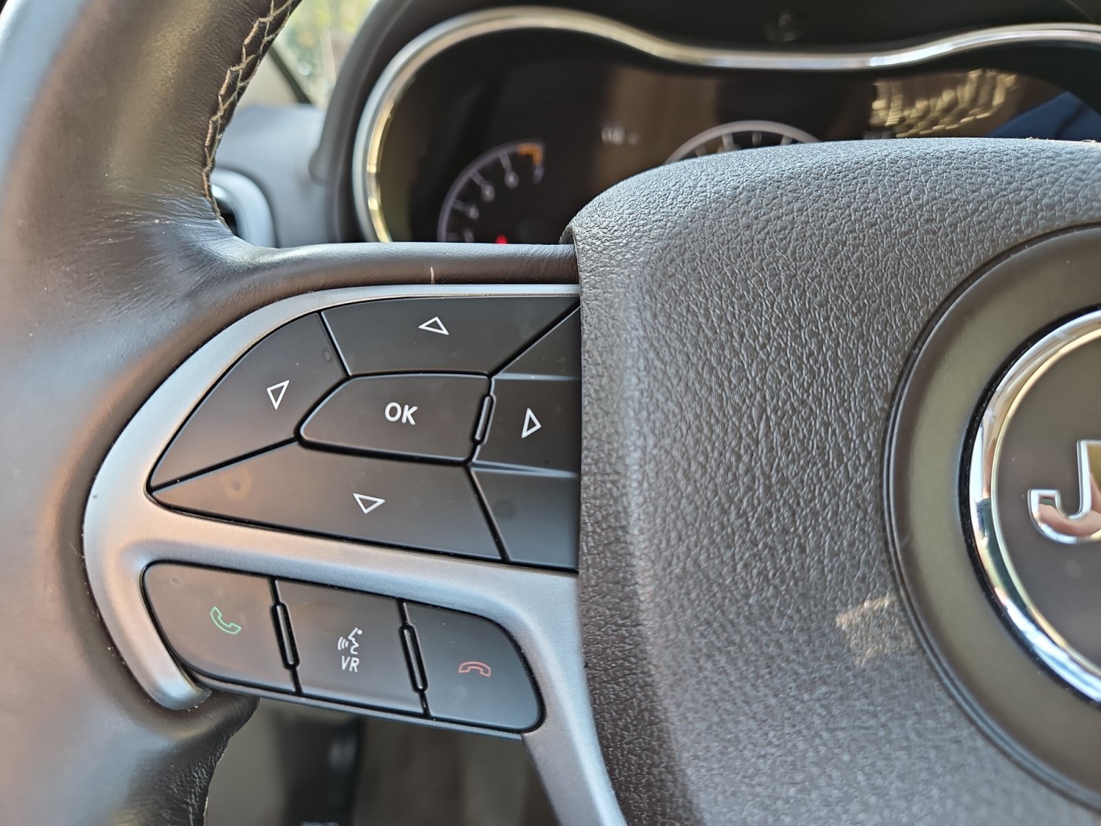 Used 2018 Jeep Grand Cherokee Overland AWD/4WD image 24