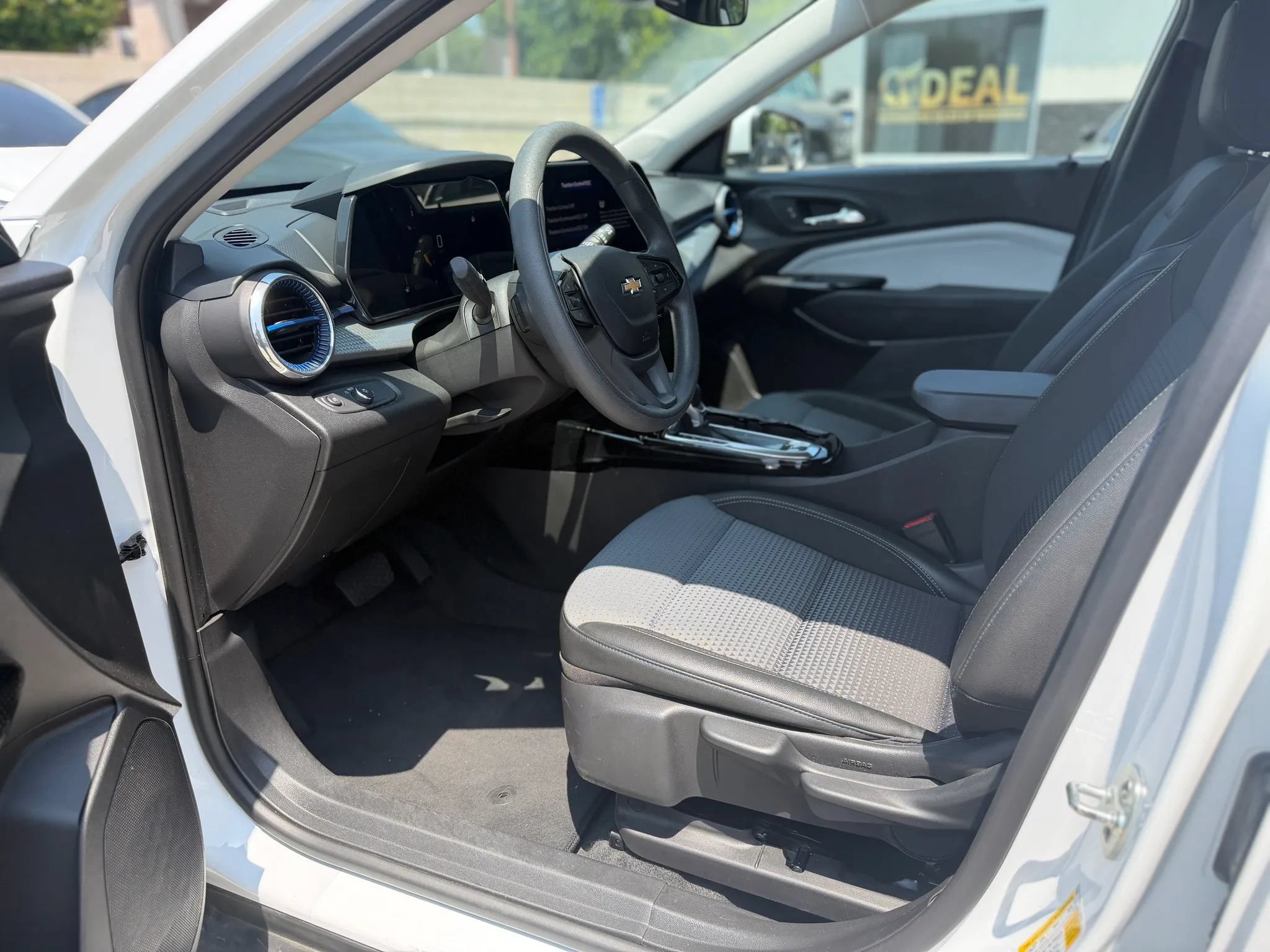 Used 2025 Chevrolet Trax LT FWD image 5