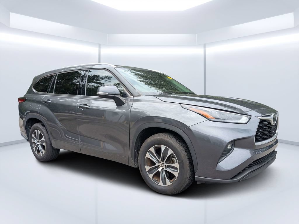 Used 2022 Toyota Highlander XLE FWD image 2