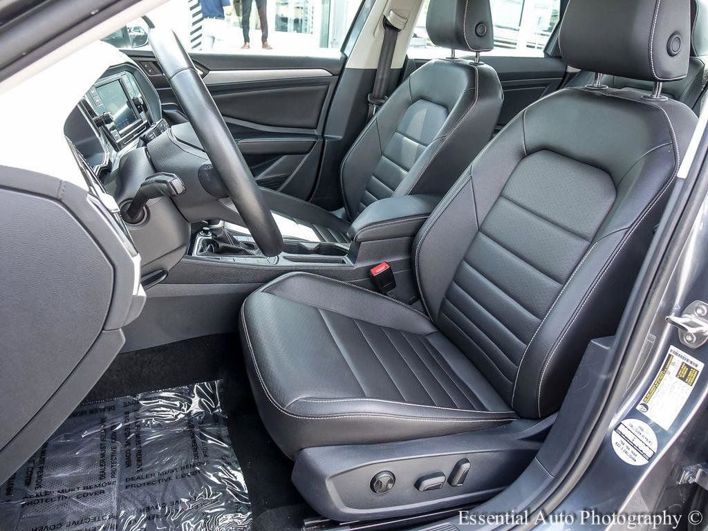 Used 2024 Volkswagen Jetta SE FWD image 9