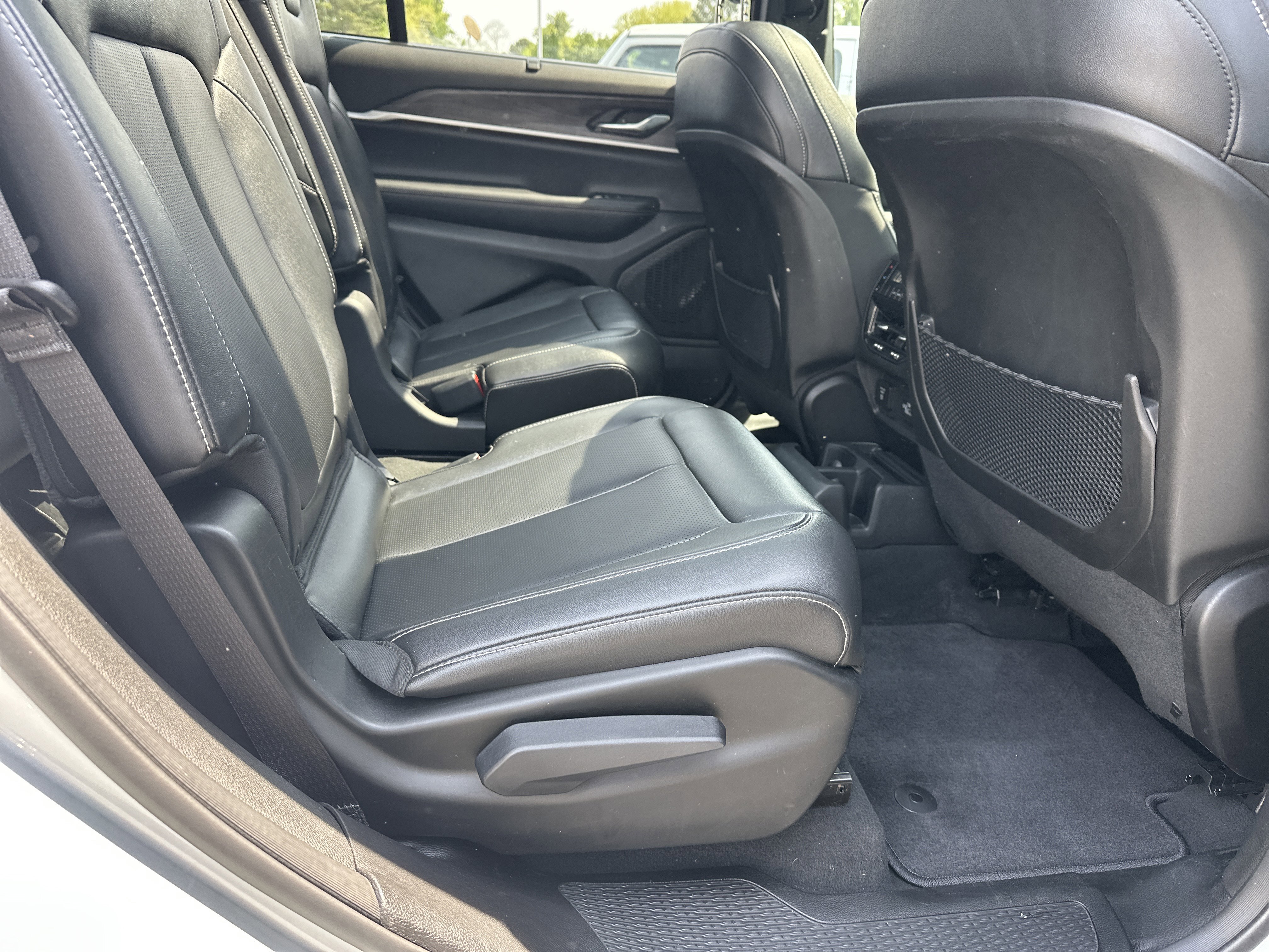 Used 2024 Jeep Grand Cherokee L Limited w/ Luxury Tech Group II image 18