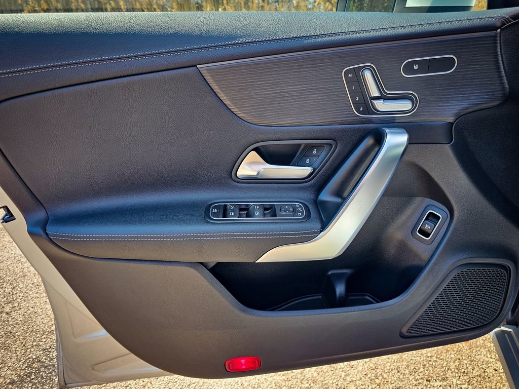 Used 2023 Mercedes-Benz CLA 250 4MATIC image 9