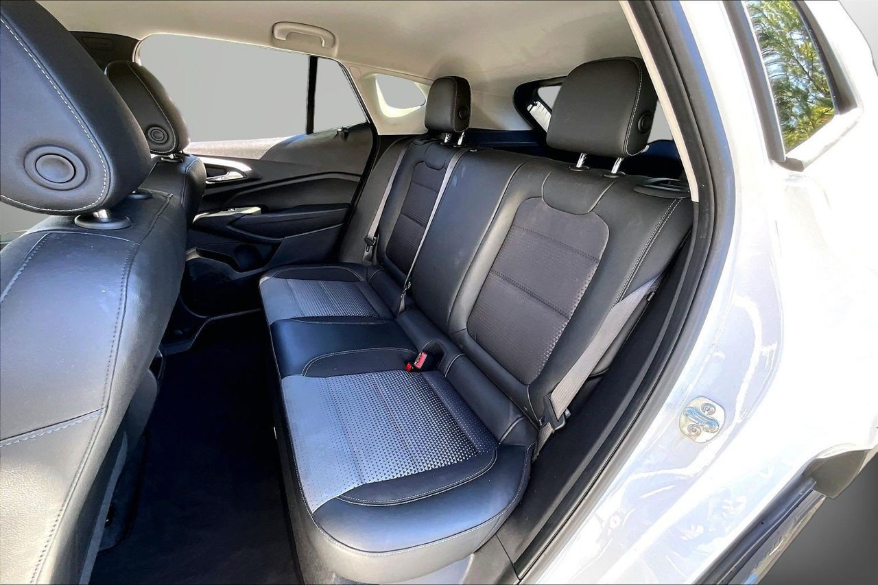 Used 2025 Chevrolet Trax LT FWD image 20