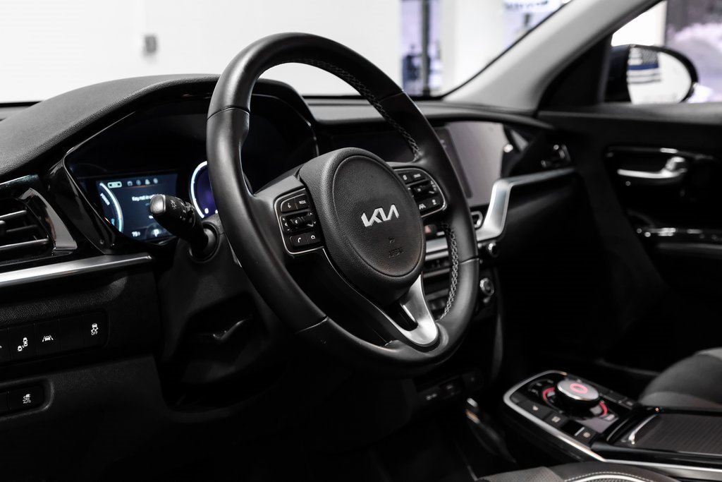Used 2022 Kia Niro EX image 3