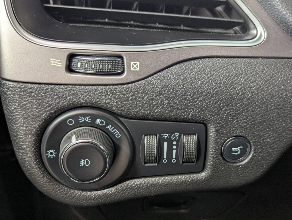 Used 2021 Jeep Cherokee Latitude Lux w/ Comfort/Convenience Group image 15