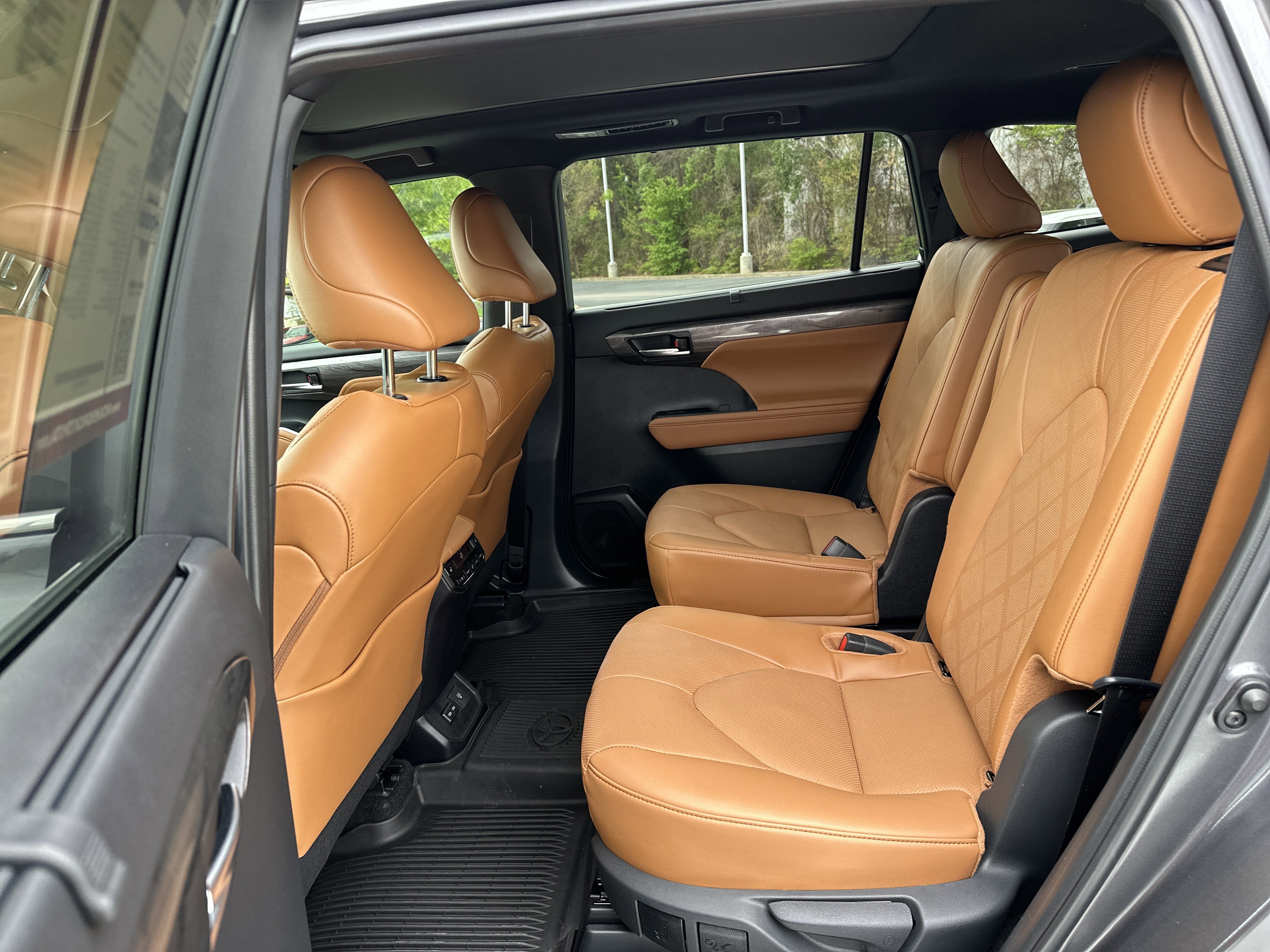 Used 2024 Toyota Highlander Platinum image 31